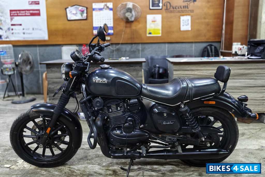 Yezdi Roadster Dual Tone