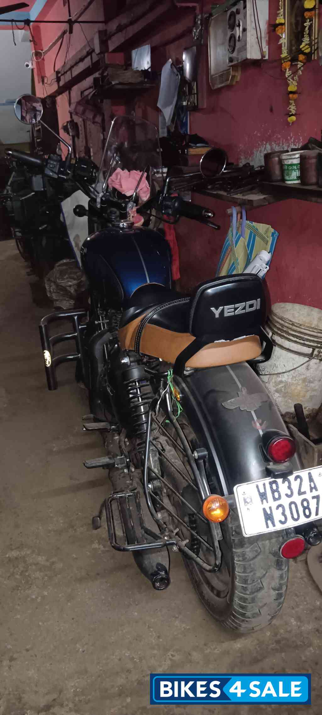 Yezdi Roadster Dark
