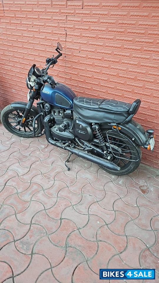 Yezdi Roadster Dual Tone