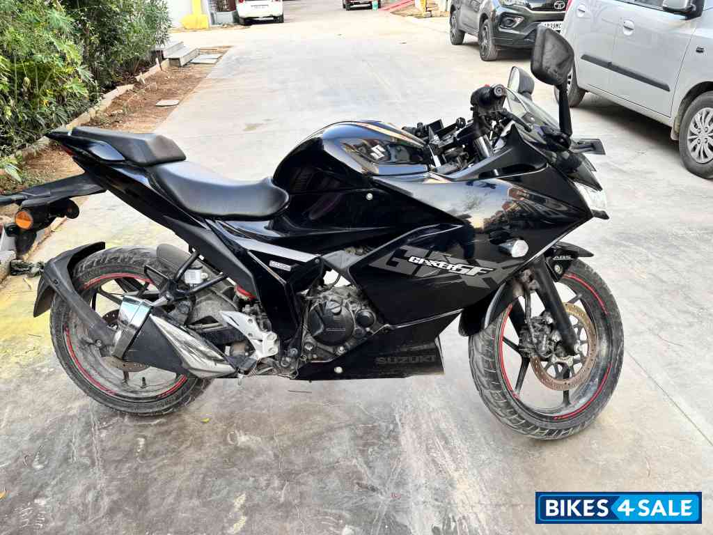 Black Suzuki Gixxer SF BS6