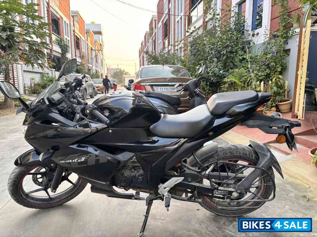 Black Suzuki Gixxer SF BS6