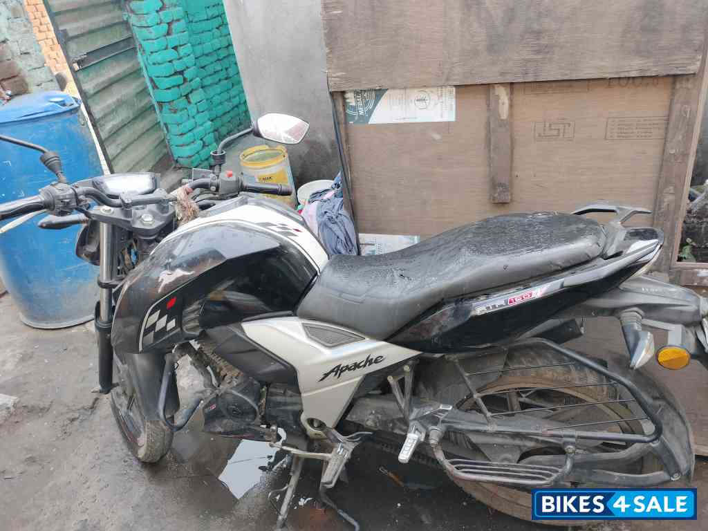 Black & White TVS Apache RTR 160 4V