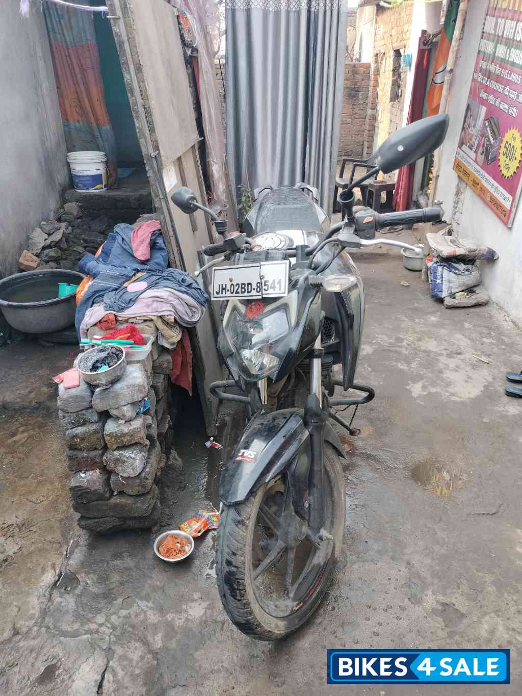 Black & White TVS Apache RTR 160 4V