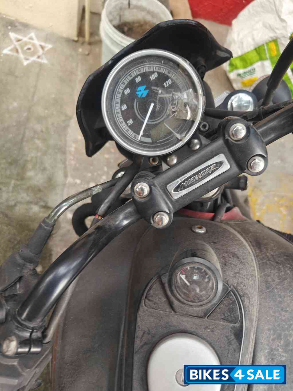 Red Bajaj Avenger 180 DTS-i