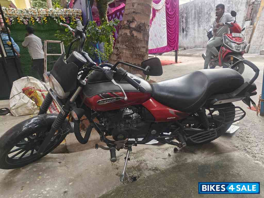 Red Bajaj Avenger 180 DTS-i