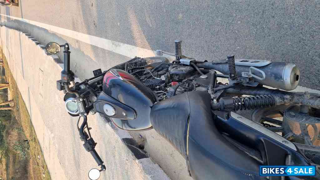 Black Bajaj Avenger Street 220