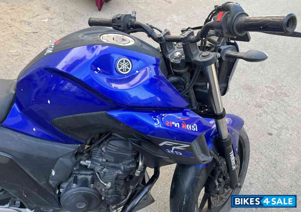 Blue Yamaha FZ25