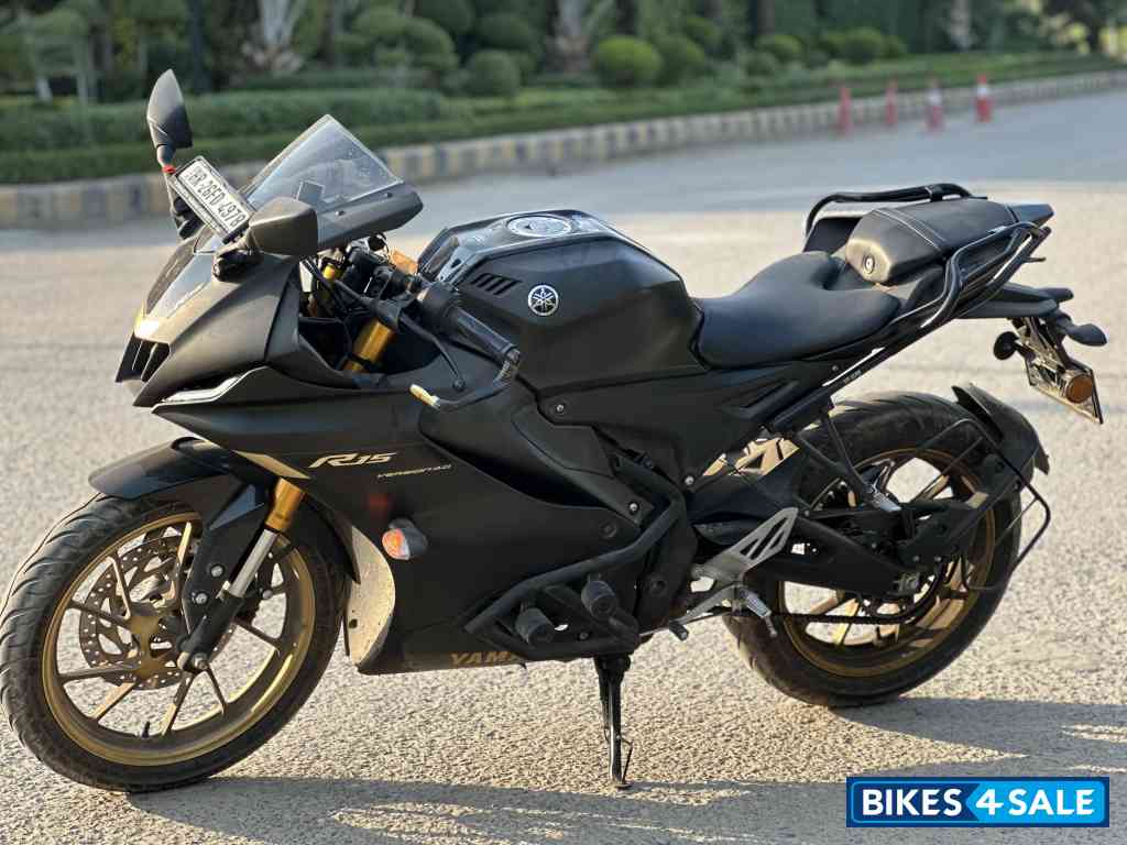 Yamaha R15 V4