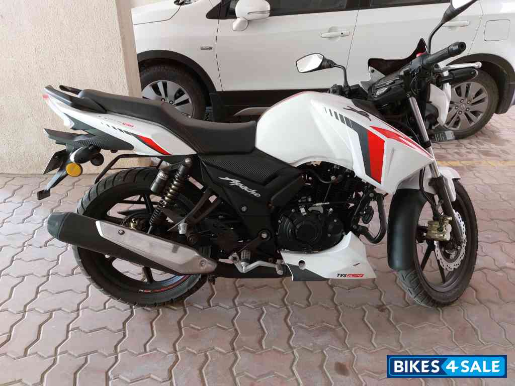 White TVS Apache RTR 160 BS VI White TVS Apache RTR 160 BS VI