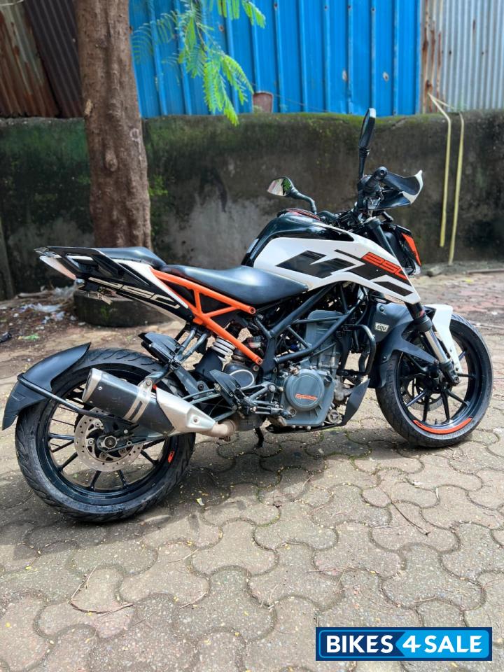 Ceramic White KTM Duke 250