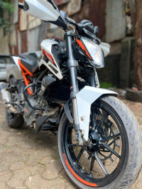 Ceramic White KTM Duke 250