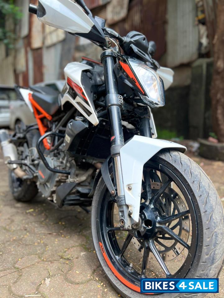 Ceramic White KTM Duke 250