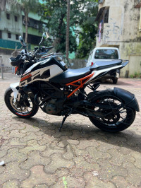 Ceramic White KTM Duke 250