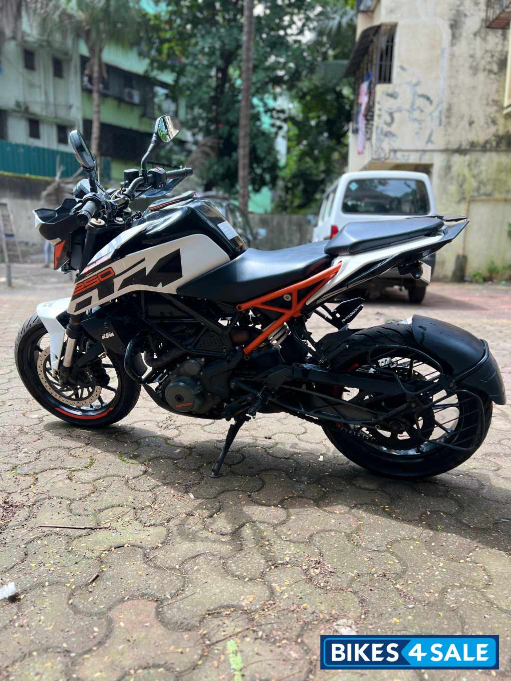 Ceramic White KTM Duke 250