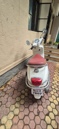 White Vespa 125
