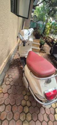 White Vespa 125