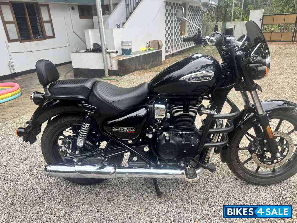 Pure Black (glossy) Royal Enfield Meteor 350 Stellar