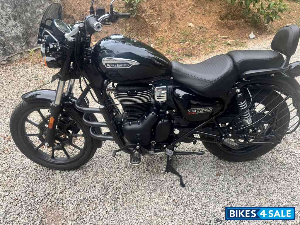 Pure Black (glossy) Royal Enfield Meteor 350 Stellar Pure Black (glossy) Royal Enfield Meteor 350 Stellar