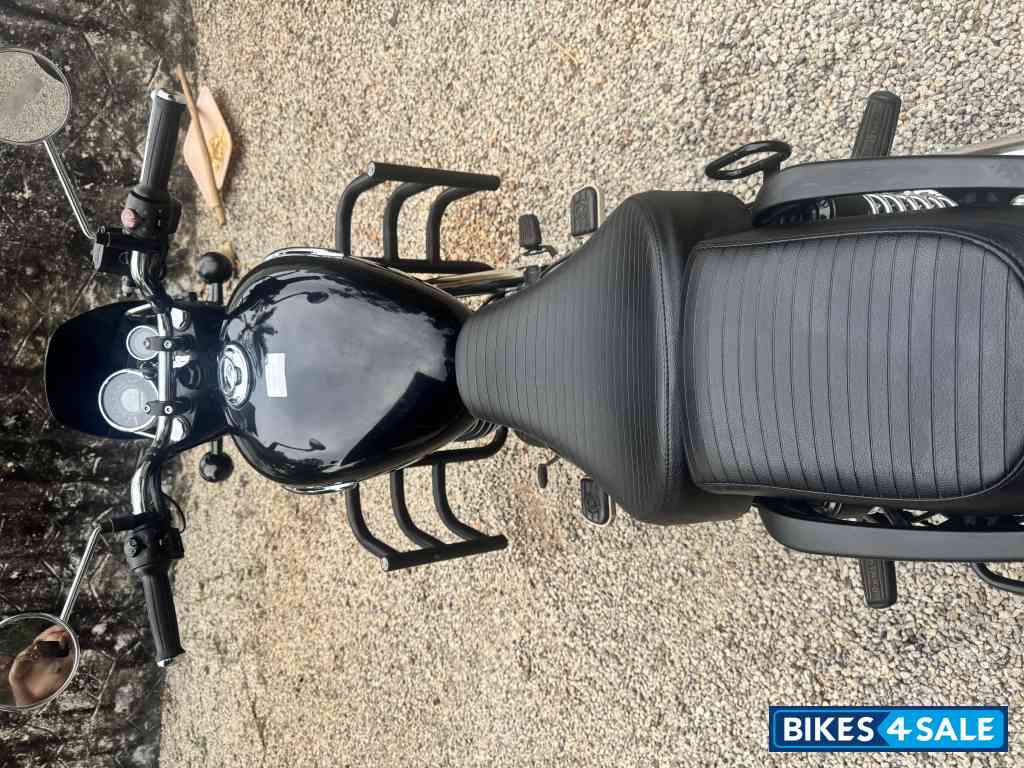 Pure Black (glossy) Royal Enfield Meteor 350 Stellar Pure Black (glossy) Royal Enfield Meteor 350 Stellar