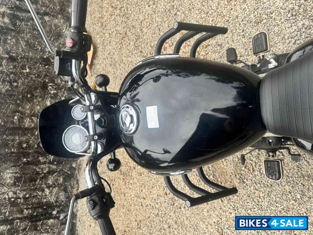 Pure Black (glossy) Royal Enfield Meteor 350 Stellar Pure Black (glossy) Royal Enfield Meteor 350 Stellar