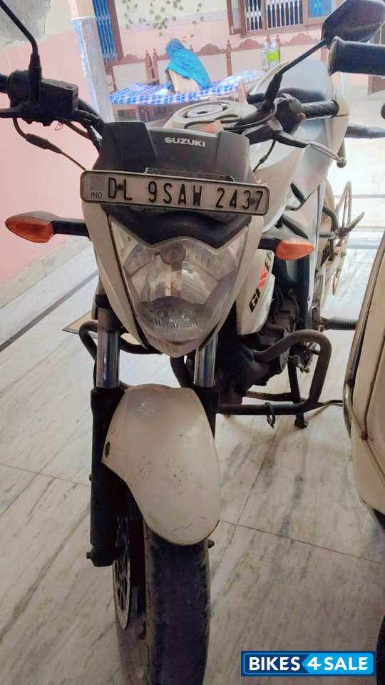 White Suzuki Gixxer 150