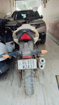 White Suzuki Gixxer 150