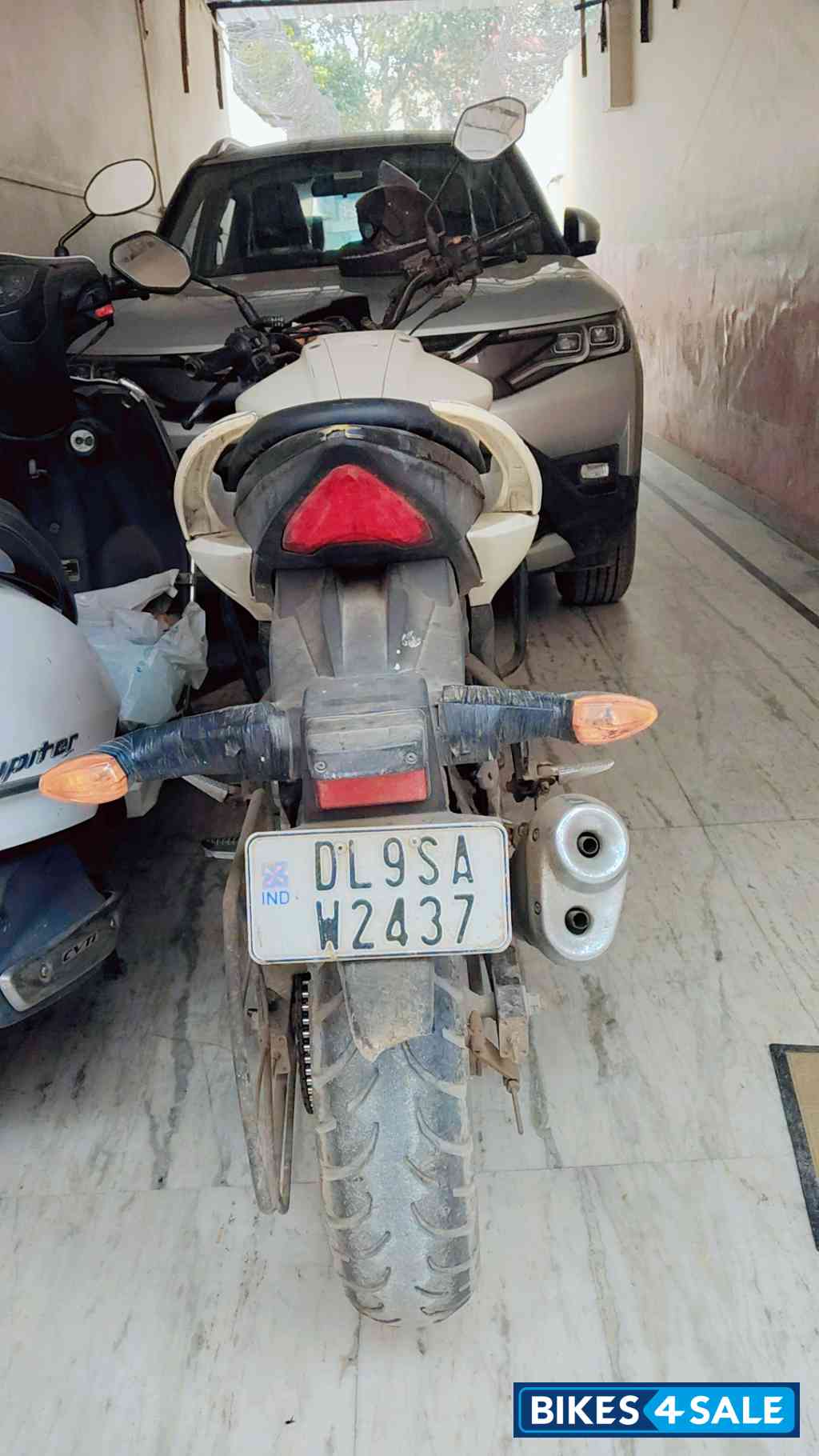 White Suzuki Gixxer 150