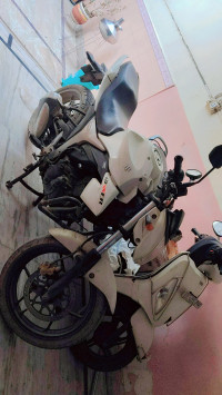 White Suzuki Gixxer 150