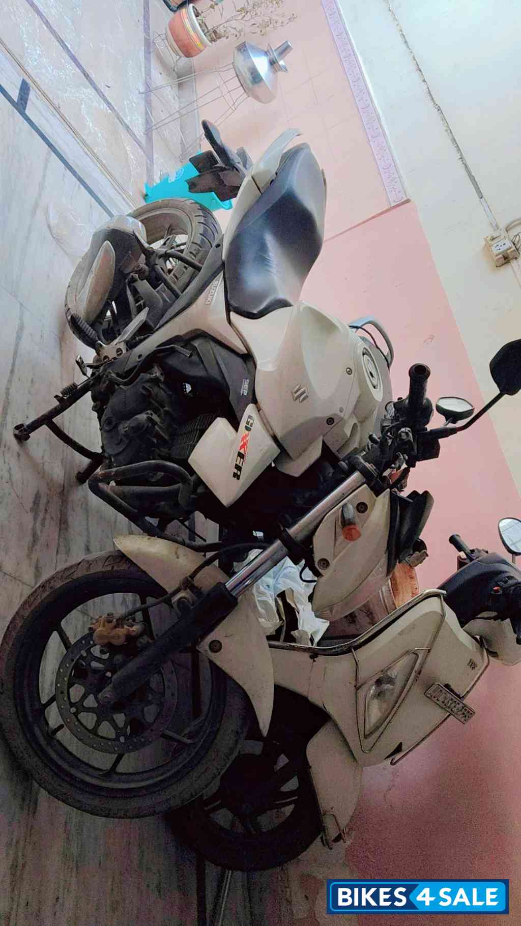 White Suzuki Gixxer 150