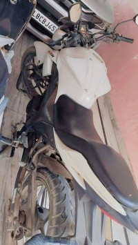 White Suzuki Gixxer 150