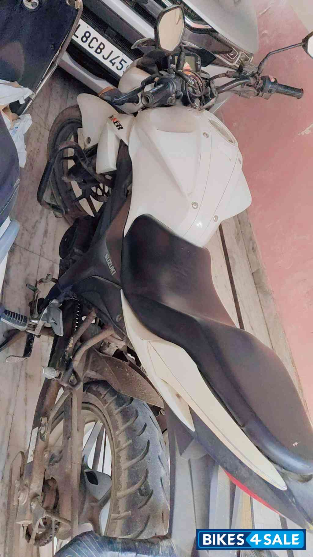 White Suzuki Gixxer 150