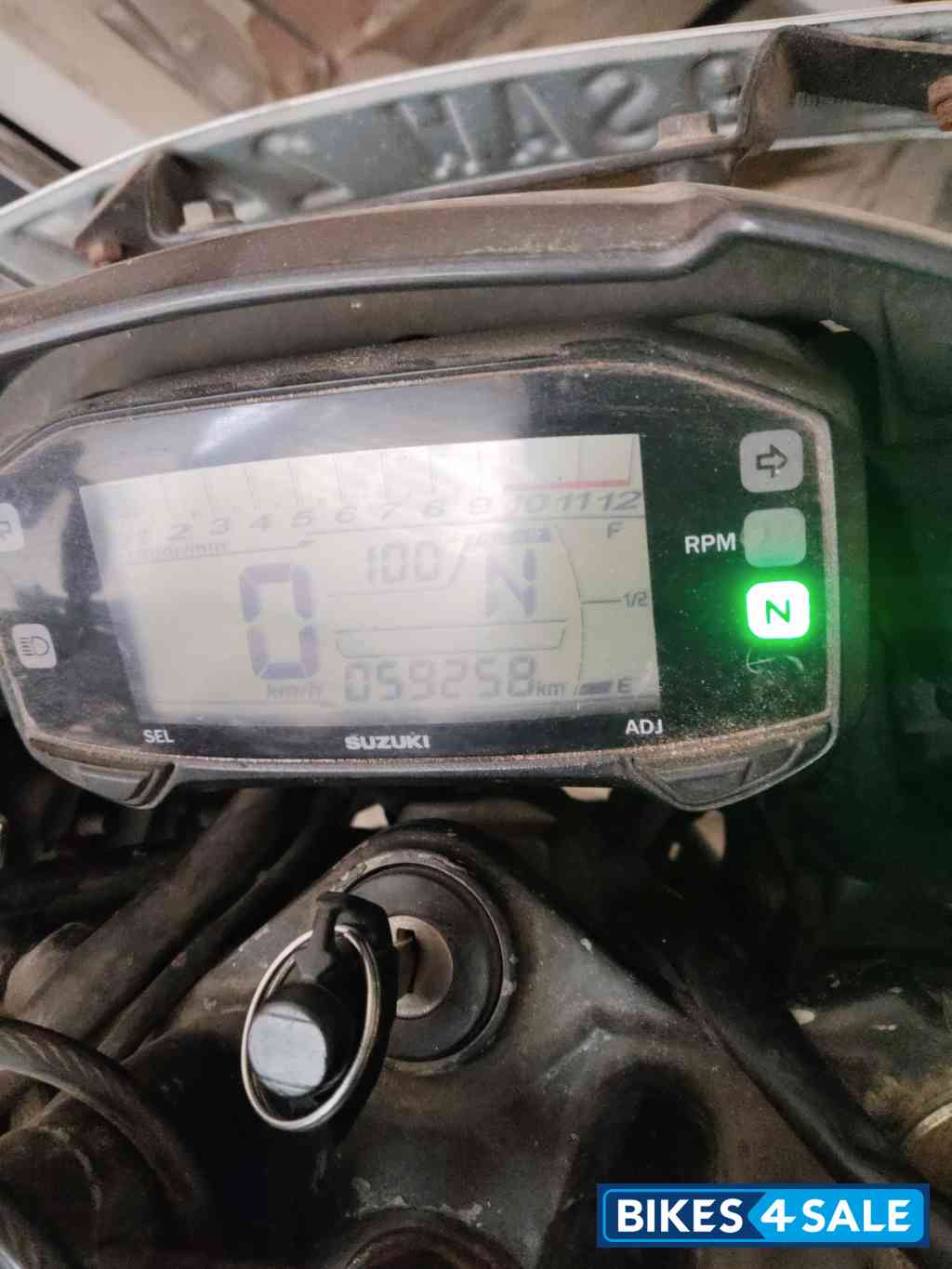 White Suzuki Gixxer 150