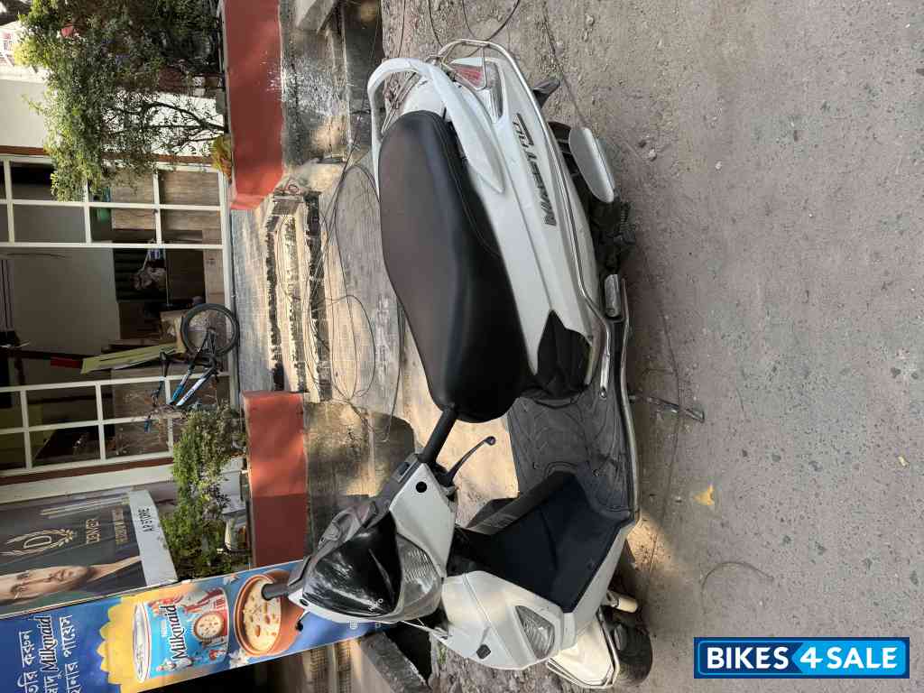 White Hero Maestro Edge 125