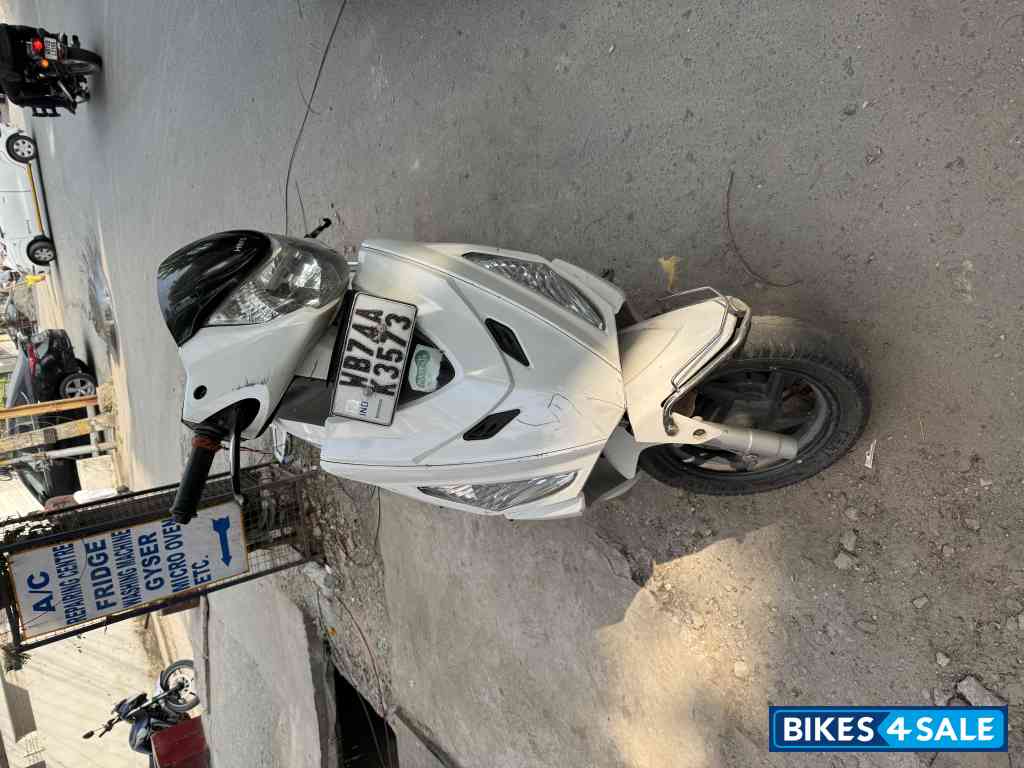 White Hero Maestro Edge 125