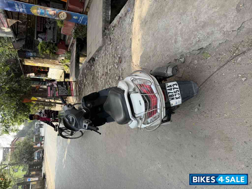 White Hero Maestro Edge 125