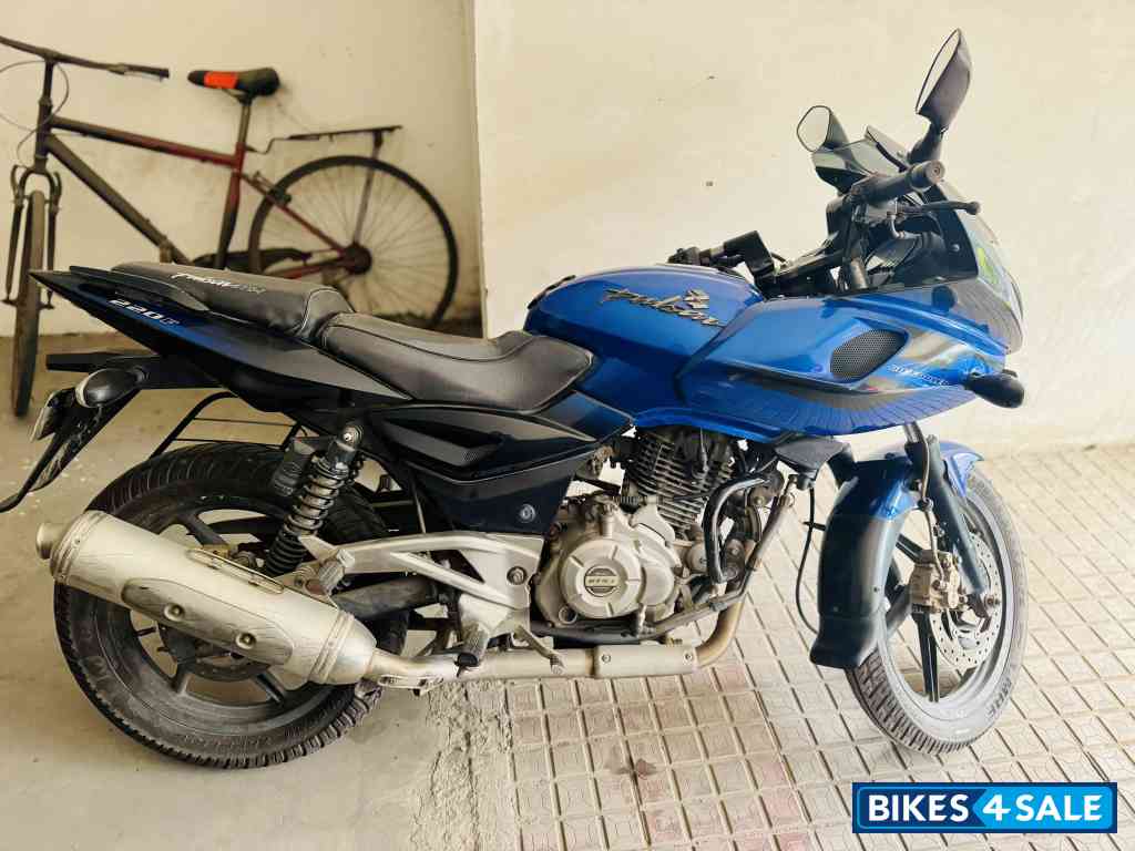 Bajaj Pulsar 220F