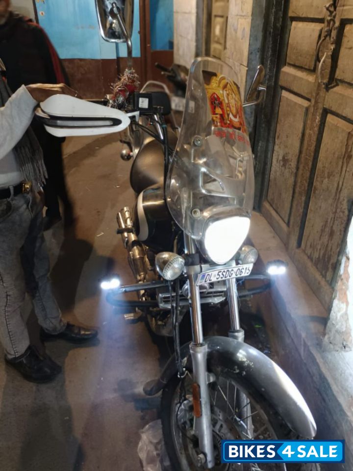 Black Bajaj Avenger Cruise 220