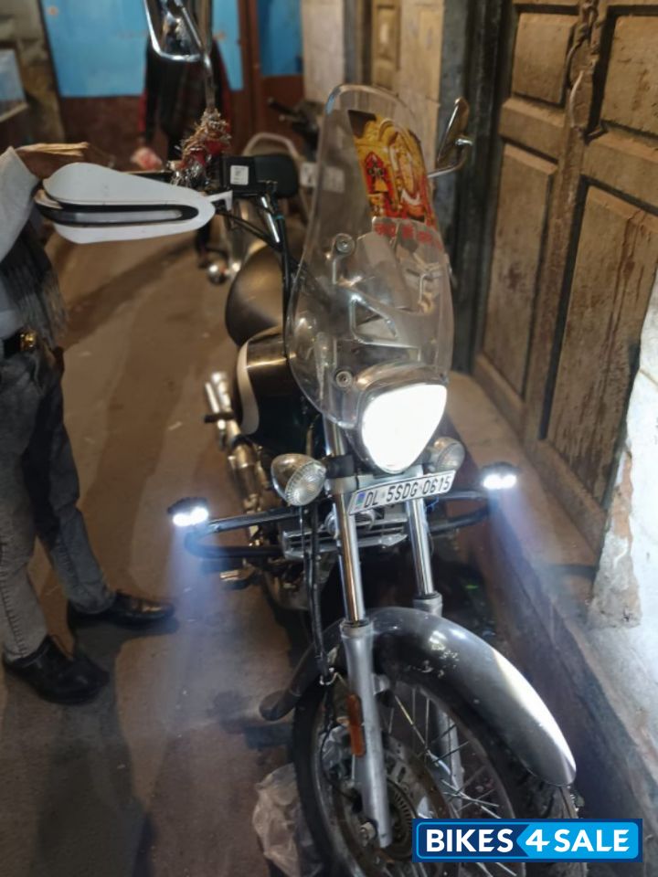 Black Bajaj Avenger Cruise 220