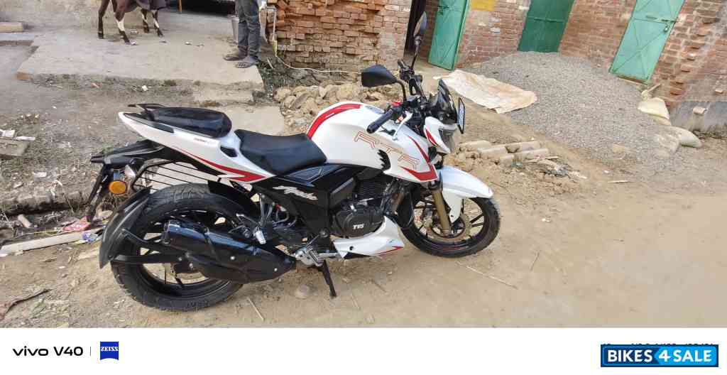 Purl White TVS Apache RTR 200 4V Purl White TVS Apache RTR 200 4V