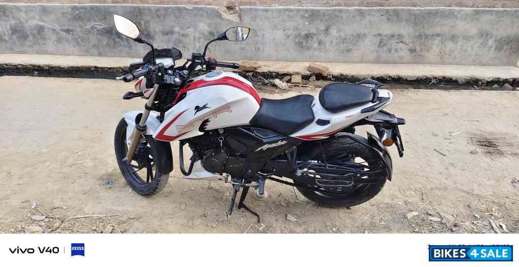 Purl White TVS Apache RTR 200 4V Purl White TVS Apache RTR 200 4V
