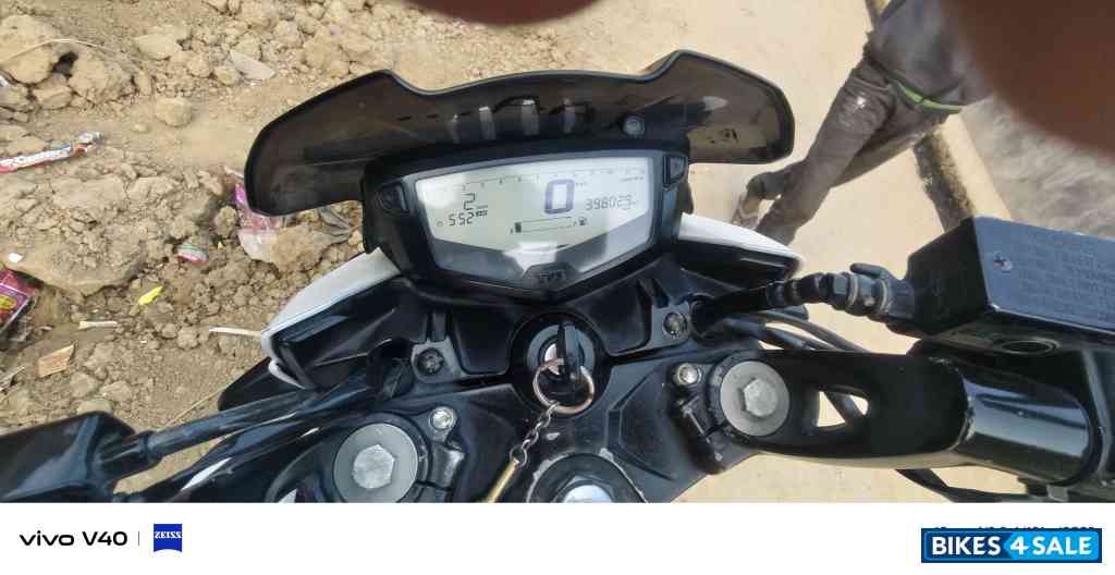 Purl White TVS Apache RTR 200 4V Purl White TVS Apache RTR 200 4V