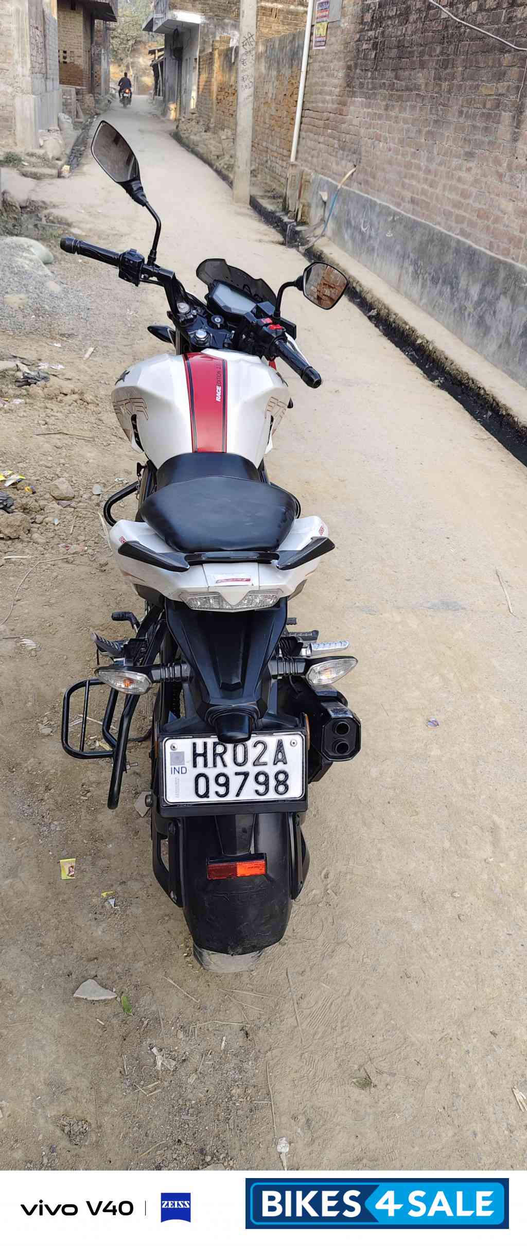 Purl White TVS Apache RTR 200 4V Purl White TVS Apache RTR 200 4V