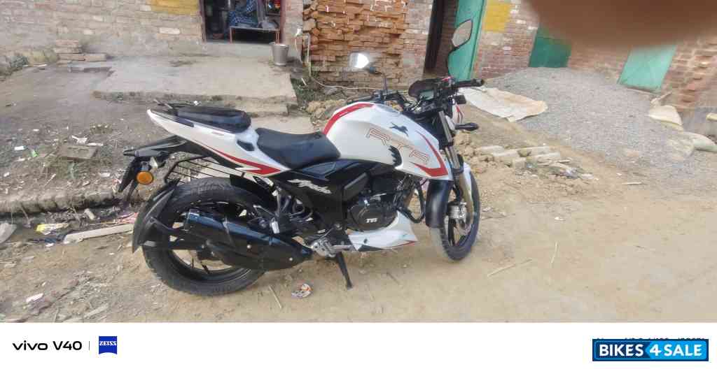 Purl White TVS Apache RTR 200 4V Purl White TVS Apache RTR 200 4V