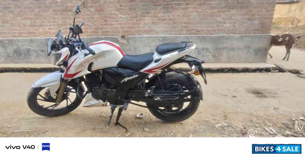 Purl White TVS Apache RTR 200 4V Purl White TVS Apache RTR 200 4V