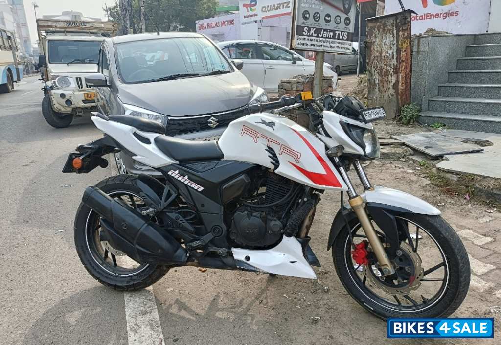 White TVS Apache RTR 200 4V