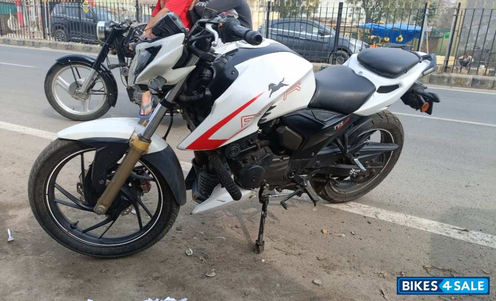 White TVS Apache RTR 200 4V White TVS Apache RTR 200 4V