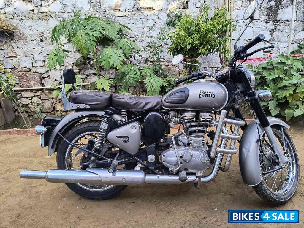 Gun Metal Gray Royal Enfield Classic 350 BS VI