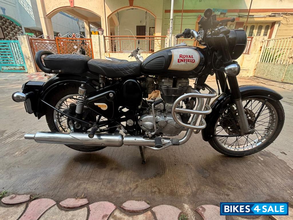 Black Royal Enfield Classic 350