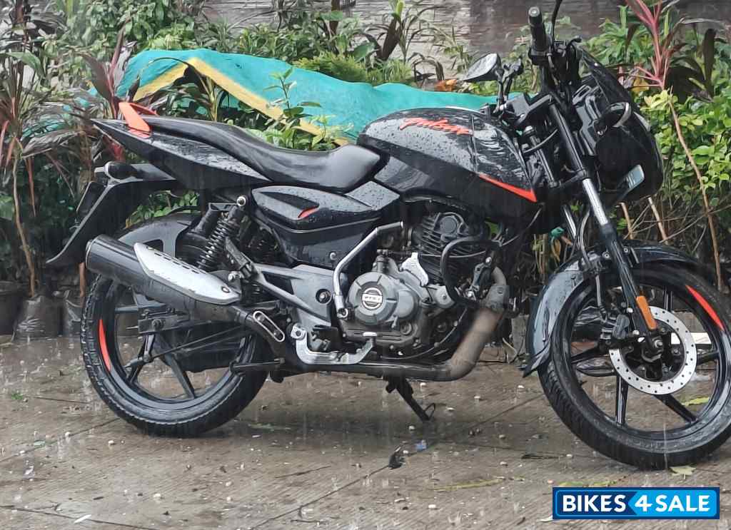 Black Bajaj Pulsar 125 Neon BS6