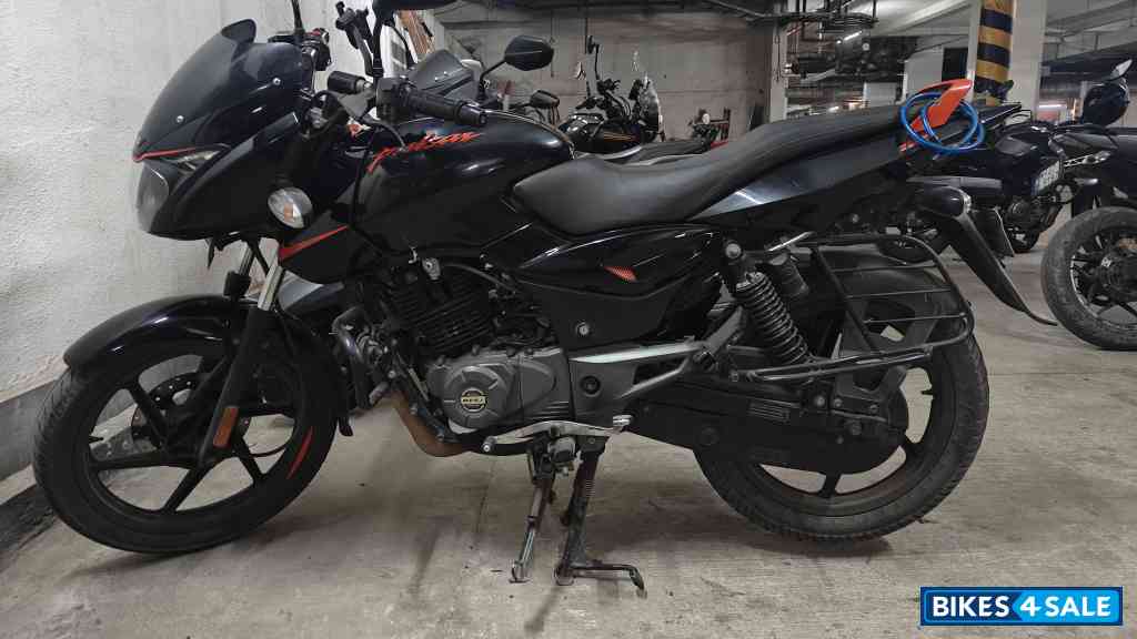 Black Bajaj Pulsar 125 Neon BS6